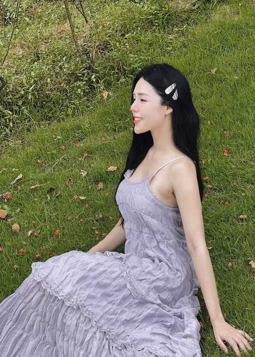 Hương Ly mặc gợi cảm khi xuất hiện hút sự chú ý.