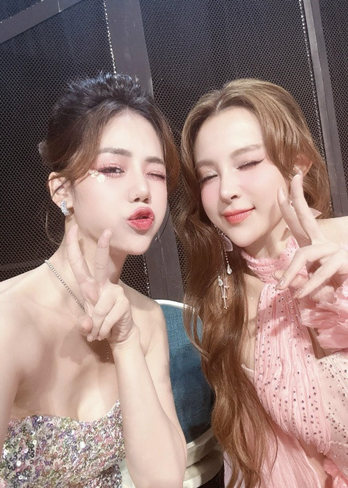 Ngoài các bản cover đình đám như Sóng gió, Từng yêu, Có tất cả nhưng thiếu anh, Hương Ly còn có các bài hát riêng được nhiều người yêu thích như: Yêu ai để không phải khóc, Cứ tưởng thế nào, Khuê Mộc Lang, Vui lắm nha.