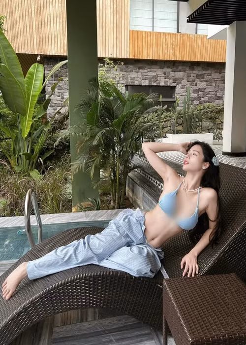 Vóc dáng quyến rũ của Hương Ly khiến người đối diện khó rời mắt.