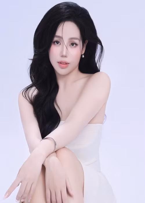 Gương mặt của "thánh nữ cover” Hương Ly đẹp hơn sau 1 năm "dao kéo".