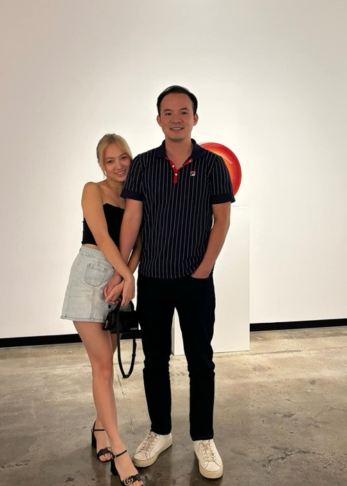 Xuân Nghi chia sẻ trên Znews, cô và bạn trai cùng tuổi, gặp nhau từ nhỏ nhưng lại không có cơ hội gặp gỡ khi lớn lên. Trong một lần cùng về Việt Nam, Xuân Nghi và bạn trai gặp lại nhau, cả hai nảy sinh tình cảm.