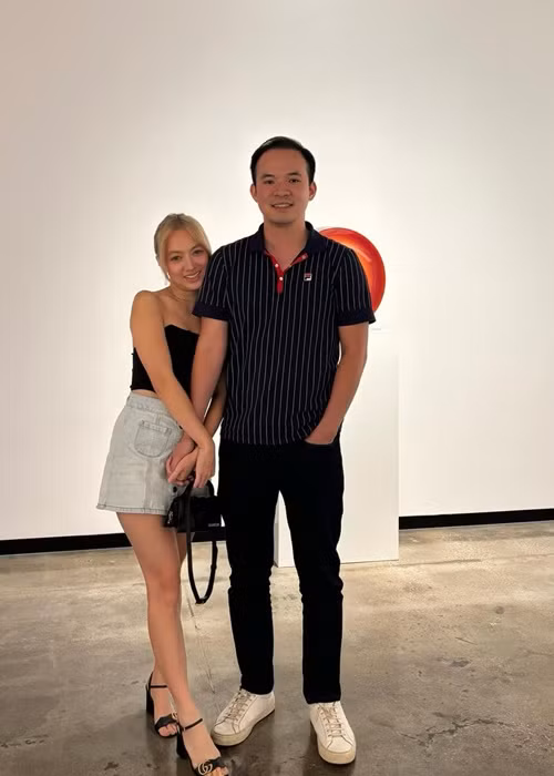 Xuân Nghi chia sẻ trên Znews, cô và bạn trai cùng tuổi, gặp nhau từ nhỏ nhưng lại không có cơ hội gặp gỡ khi lớn lên. Trong một lần cùng về Việt Nam, Xuân Nghi và bạn trai gặp lại nhau, cả hai nảy sinh tình cảm.