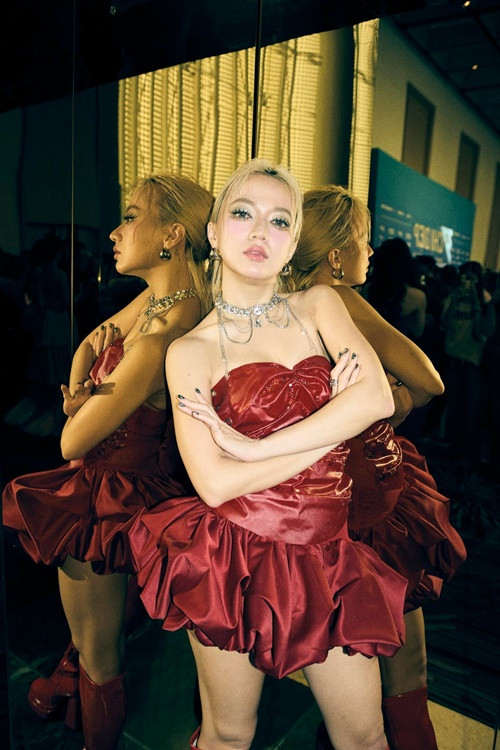 Xuân Nghi tiết lộ, cô và người cũ ít khi gặp lại. Ngoài ra, sau khi chia tay, cô dọn về ở với bố mẹ.