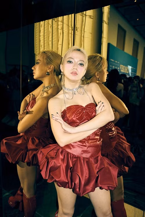 Xuân Nghi tiết lộ, cô và người cũ ít khi gặp lại. Ngoài ra, sau khi chia tay, cô dọn về ở với bố mẹ.