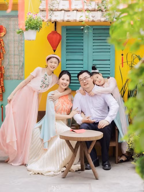 Vợ chồng Hương Giang sống ở Việt Nam. Cặp đôi khi về Trung Quốc đón Tết, lúc lại ở Việt Nam trong kỳ nghỉ lễ. Dịp Tết Nguyên đán 2024, Hoa hậu Hương Giang đã đón giao thừa tại Cáp Nhĩ Tân, Trung Quốc bên chồng con.