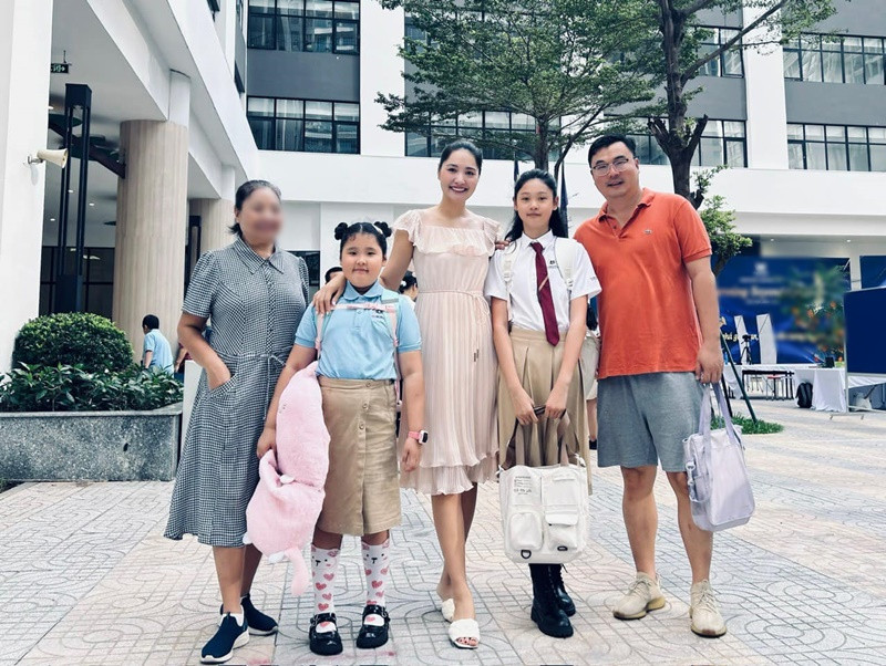 Hương Giang cho biết, chiều cao của cô là 1m8 nhưng lúc học lớp 9 cô mới cao 1m65, trong khi con gái đầu lòng đã cao 1m7 từ năm 11 tuổi.