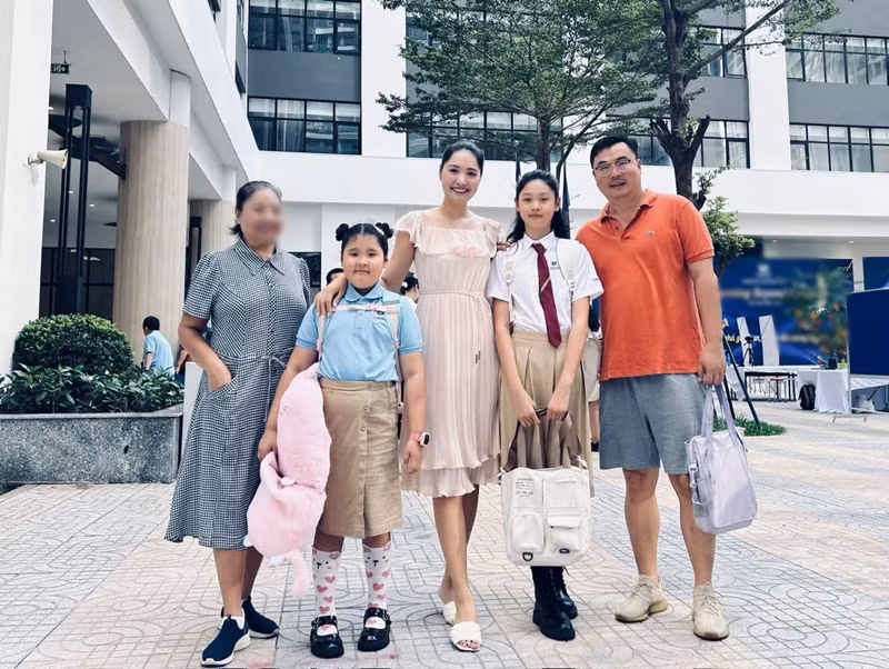 Hương Giang cho biết, chiều cao của cô là 1m8 nhưng lúc học lớp 9 cô mới cao 1m65, trong khi con gái đầu lòng đã cao 1m7 từ năm 11 tuổi.