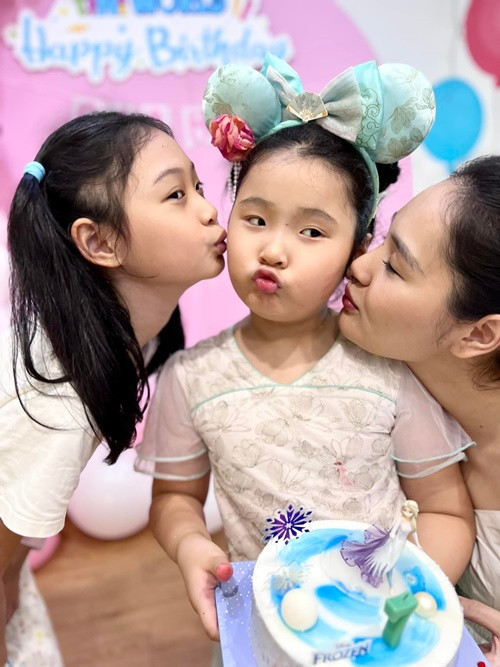 Polar thích giao tiếp bằng tiếng Anh và tiếng Trung. Tuy nhiên, cô nhóc không thông thạo tiếng Việt bằng Tiểu Panda.