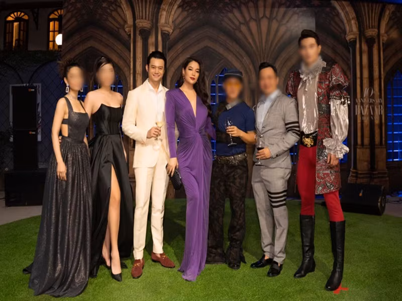 Trương Ngọc Ánh còn bênh vực bạn trai Anh Dũng. "Dũng đàng hoàng, tử tế, tốt bụng, chăm chỉ... cũng bị tung tin đồn bậy bạ gây ảnh hưởng hình ảnh của bạn", Trương Ngọc Ánh viết.