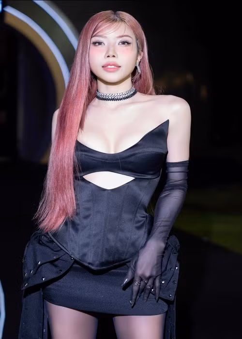 Ca sĩ Trang Pháp cho biết, cô mời Nemo hòa âm phối khí ca khúc Bê tráp và đã thanh toán cho nhà sản xuất này vào năm 2022. Năm 2024, Trang Pháp ra mắt ca khúc Bê tráp và mời SlimV làm cố vấn âm nhạc kiêm nhà sản xuất. Ảnh: FB Trang Pháp.