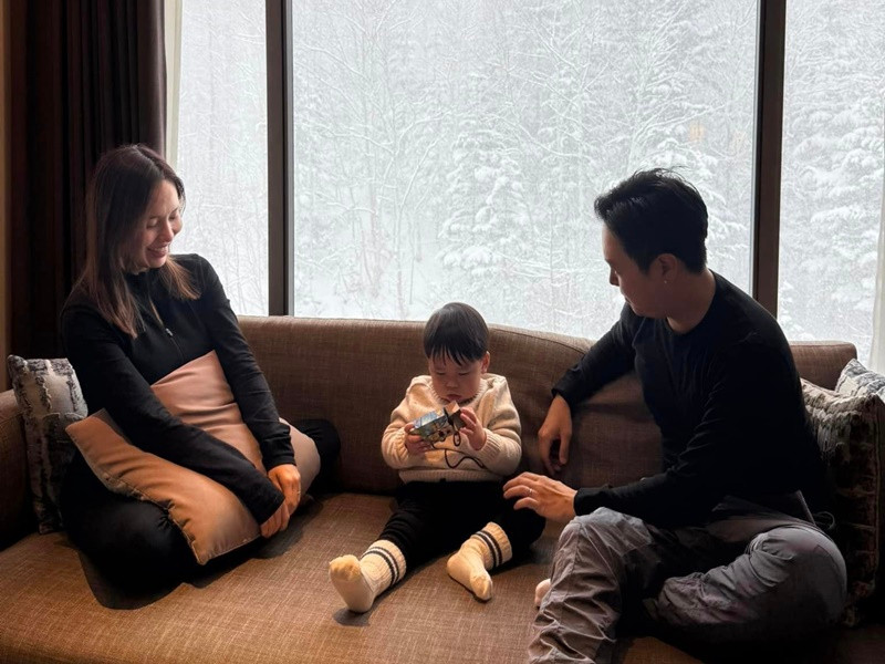 Con trai Lê Hiếu đi du lịch nước ngoài cùng bố mẹ từ khi còn rất nhỏ.