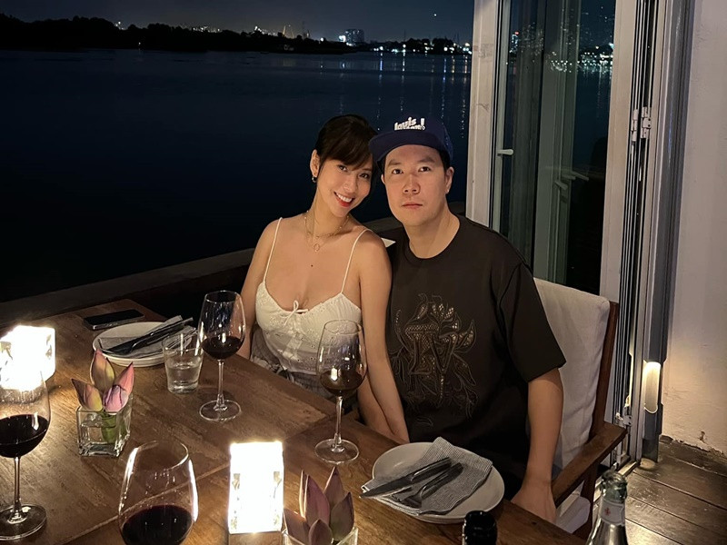 Vợ Lê Hiếu lần hiếm hoi mặc táo bạo khoe vòng một.