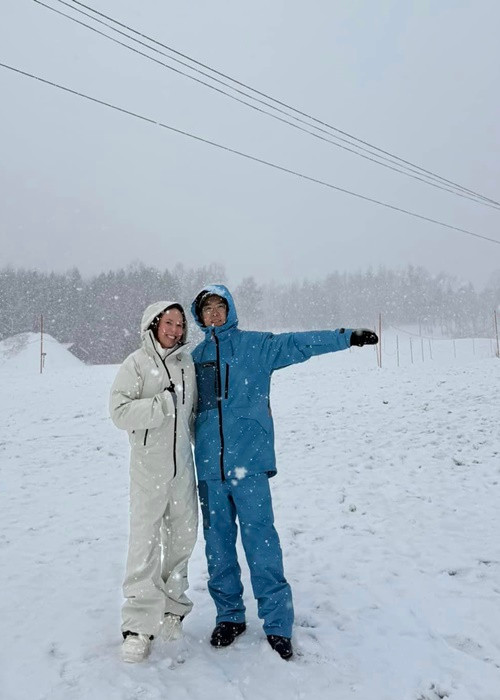 Vợ chồng Lê Hiếu - Thu Trang diện trang phục ấm áp giữa tuyết rơi trắng xóa.