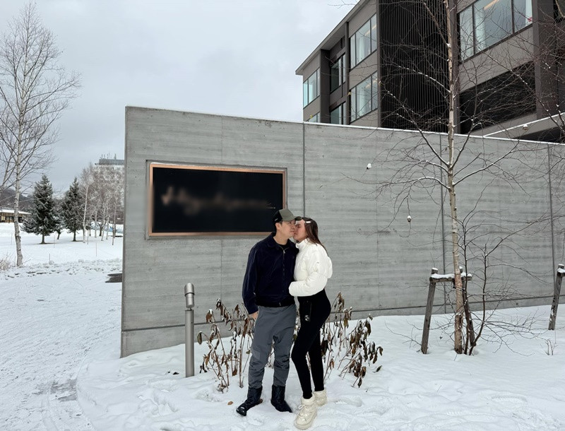 Lê Hiếu và vợ kém 6 tuổi có khoảnh khắc tình tứ trong chuyến du lịch.