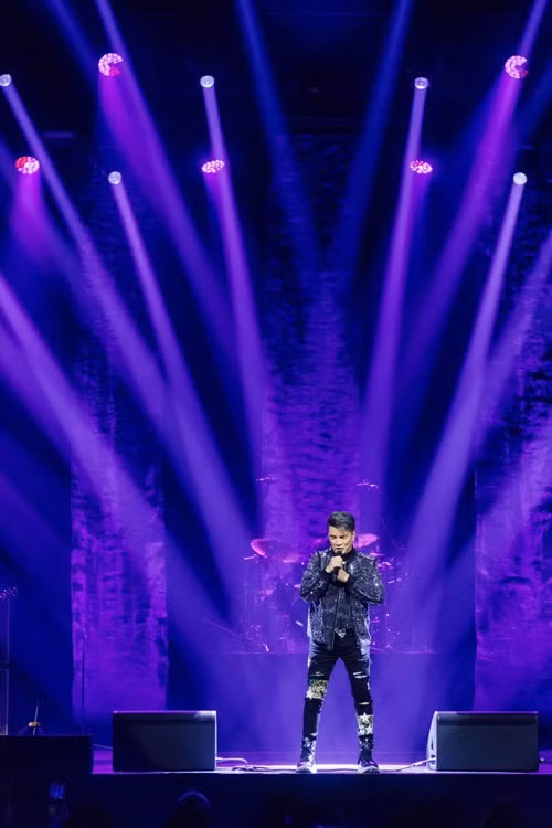 Dam Vinh Hung hat sung o My giua on ao kien chong Bich Tuyen