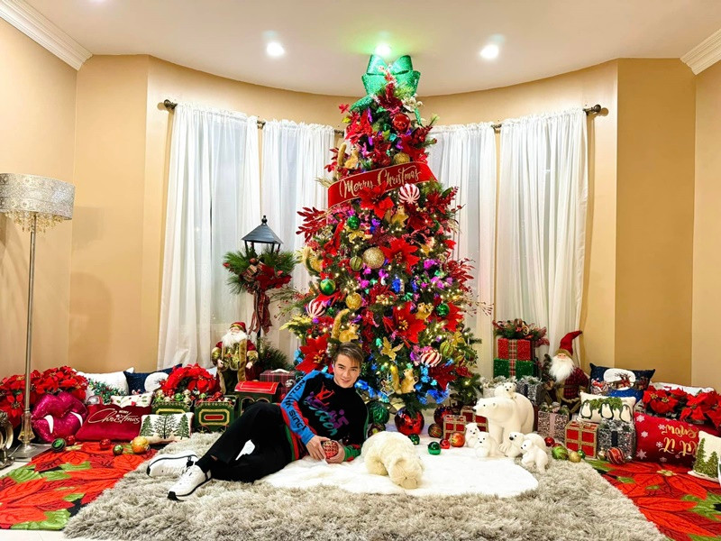 “Tôi giấu má tôi. Con tôi ngây ngô hỏi tôi: "Sao ba Hưng mang vớ hoài vậy?". Tôi chết điếng và cảm thấy đau còn hơn lúc tai nạn ập đến. Vì tôi đã nói gạt con mình, má mình lâu như thế mà vẫn chưa biết đến khi nào mới có thể nói thật được. Đó là điều tôi không bao giờ muốn làm như vậy với gia đình mình, nhất là con mình”, Mr Đàm nói.