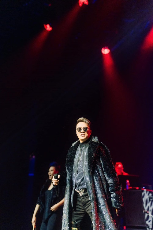 Tháng 7/2024, Đàm Vĩnh Hưng bị xử phạt hành chính 27,5 triệu, đồng thời bị cấm diễn và ra sản phẩm nghệ thuật trong 9 tháng sau khi đeo huy hiệu “lạ” trong đêm nhạc.