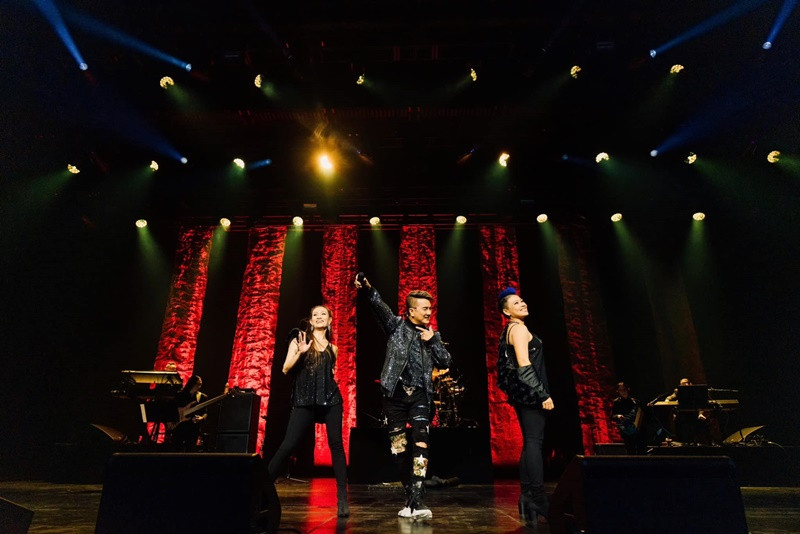 Ca sĩ Đàm Vĩnh Hưng hát sung trên sân khấu ở xứ cờ hoa.