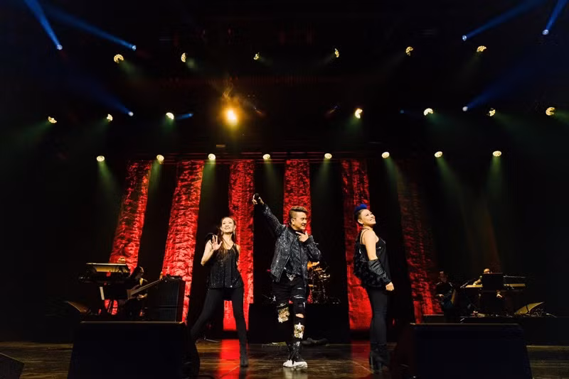 Ca sĩ Đàm Vĩnh Hưng hát sung trên sân khấu ở xứ cờ hoa.