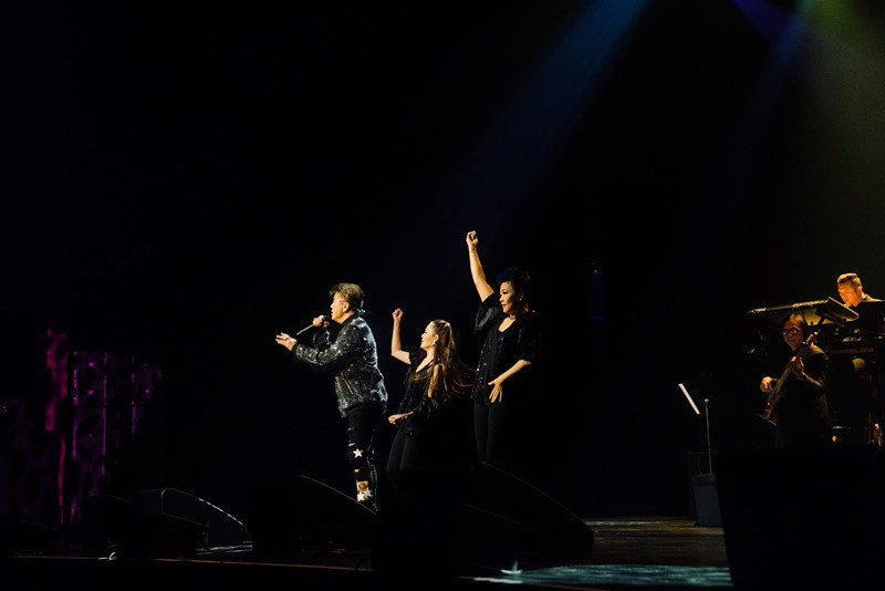 "Trân trọng cảm ơn khán giả tại Maryland đã yêu thương, cổ vũ, hát đồng ca cùng Hưng trong đêm diễn vừa qua!", nam ca sĩ chia sẻ.