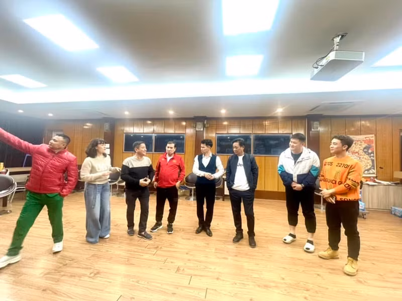 Ngoài hình ảnh nghệ sĩ Xuân Bắc tập luyện chương trình Táo quân 2025, nghệ sĩ Chí Trung còn chia sẻ video ghi lại một đoạn thoại của Xuân Bắc. Ảnh: FB Chí Trung.