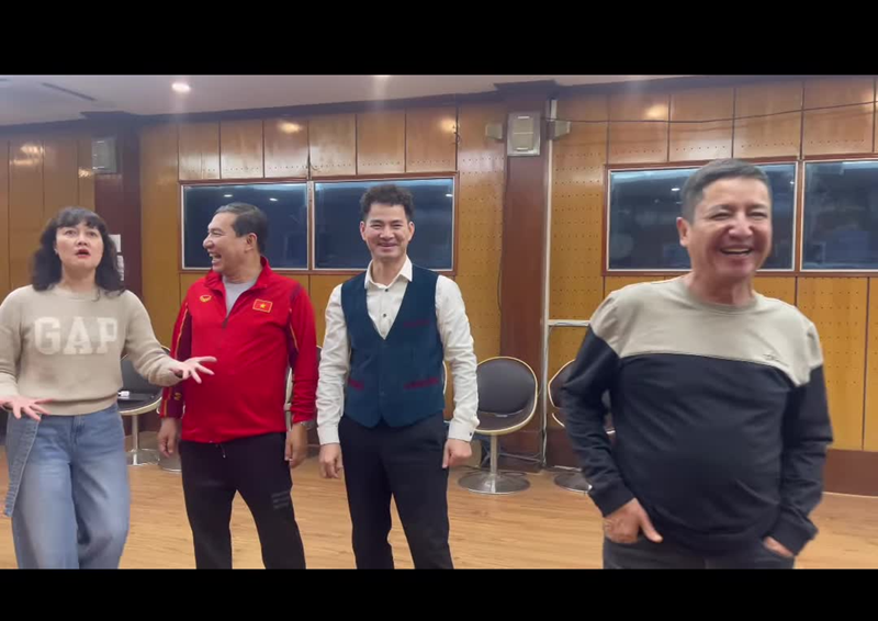 Vào giữa tháng 12/2025, NSND Xuân Bắc chia sẻ trên Dân Việt: "Tôi có ngỏ lời xin đạo diễn Đỗ Thanh Hải, xin NSND Quốc Khánh, NSND Tự Long, NSƯT Chí Trung, NSƯT Quang Thắng, Vân Dung cho tôi tham gia chương trình Táo quân 2025 nhưng chưa ai trả lời tôi cả”. Ảnh: FB Chí Trung.