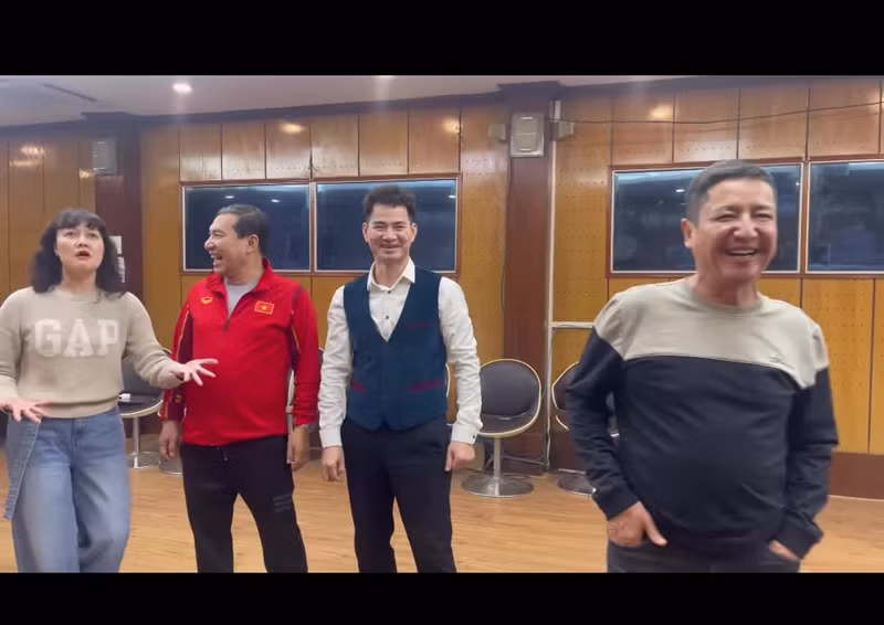 Vào giữa tháng 12/2025, NSND Xuân Bắc chia sẻ trên Dân Việt: "Tôi có ngỏ lời xin đạo diễn Đỗ Thanh Hải, xin NSND Quốc Khánh, NSND Tự Long, NSƯT Chí Trung, NSƯT Quang Thắng, Vân Dung cho tôi tham gia chương trình Táo quân 2025 nhưng chưa ai trả lời tôi cả”. Ảnh: FB Chí Trung.