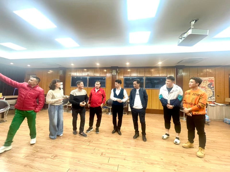 Xuân Bắc xuất hiện trong hậu trường tập luyện Táo quân 2025 Xuan Bac xuat hien trong hau truong tap luyen Tao quan 2025