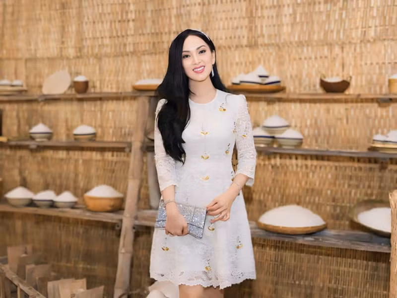 Em gái Cẩm Ly khoe nhan sắc cuốn hút ở tuổi 52. Ảnh: FB Hà Phương.