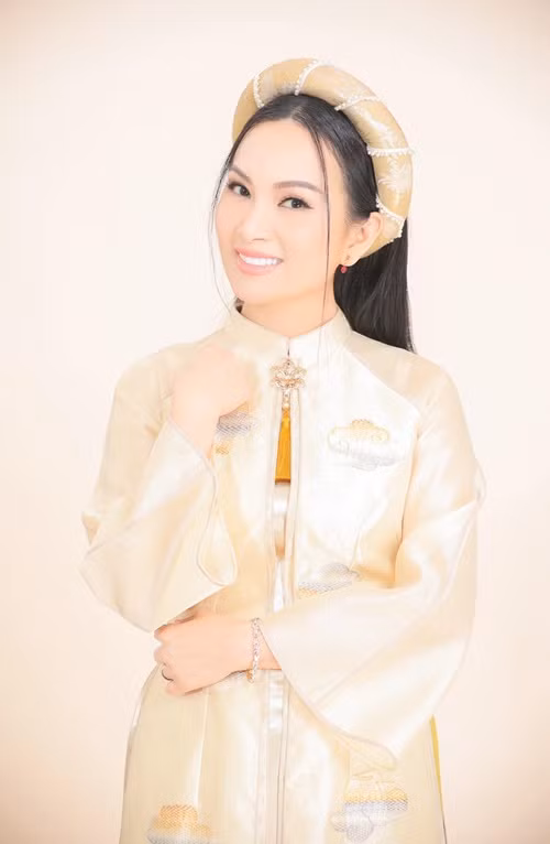 Hà Phương lại sở hữu vẻ đẹp sang trọng, quý phái. Ảnh: FB Hà Phương.