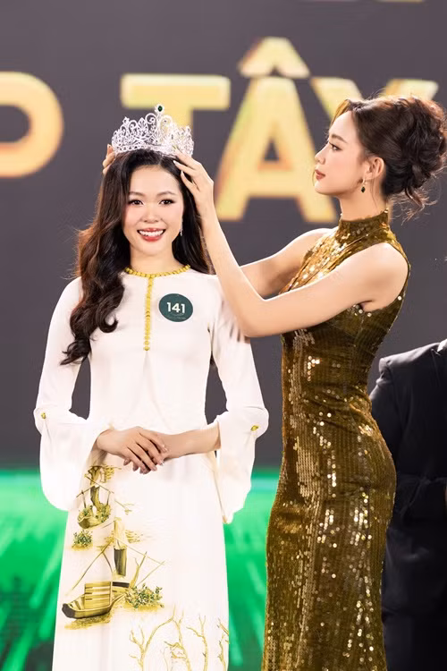 Trong chung kết Người đẹp Tây Đô 2023, Kiều Duy nhận câu hỏi: “Với tư cách là một đại sứ du lịch Cần Thơ, bạn sẽ nói gì để thuyết phục bạn bè quốc tế đến với nơi này?”. Kiều Duy trả lời tiếng Anh trôi chảy. Cô nói rằng tuy chỉ đến Cần Thơ học tập, cô vẫn cảm nhận sự hiếu khách và tấm lòng của con người nơi đây. Kiều Duy kêu gọi mọi người đến Cần Thơ. Ảnh: Dân Việt.