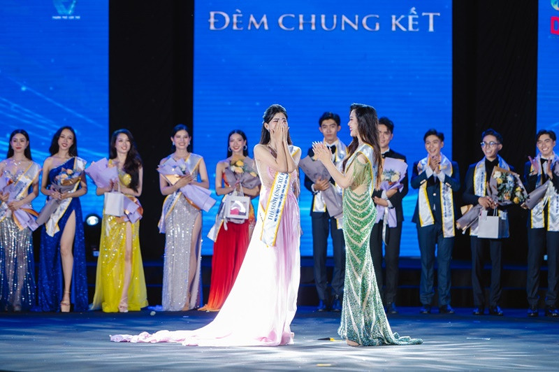 Kiều Duy chúc mừng Phan Lê Kim Ngọc đăng quang. Ảnh: Fanpage Học sinh, sinh viên thanh lịch thành phố Cần Thơ.