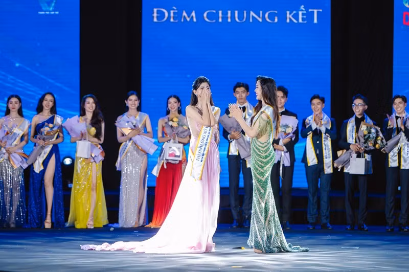 Kiều Duy chúc mừng Phan Lê Kim Ngọc đăng quang. Ảnh: Fanpage Học sinh, sinh viên thanh lịch thành phố Cần Thơ.