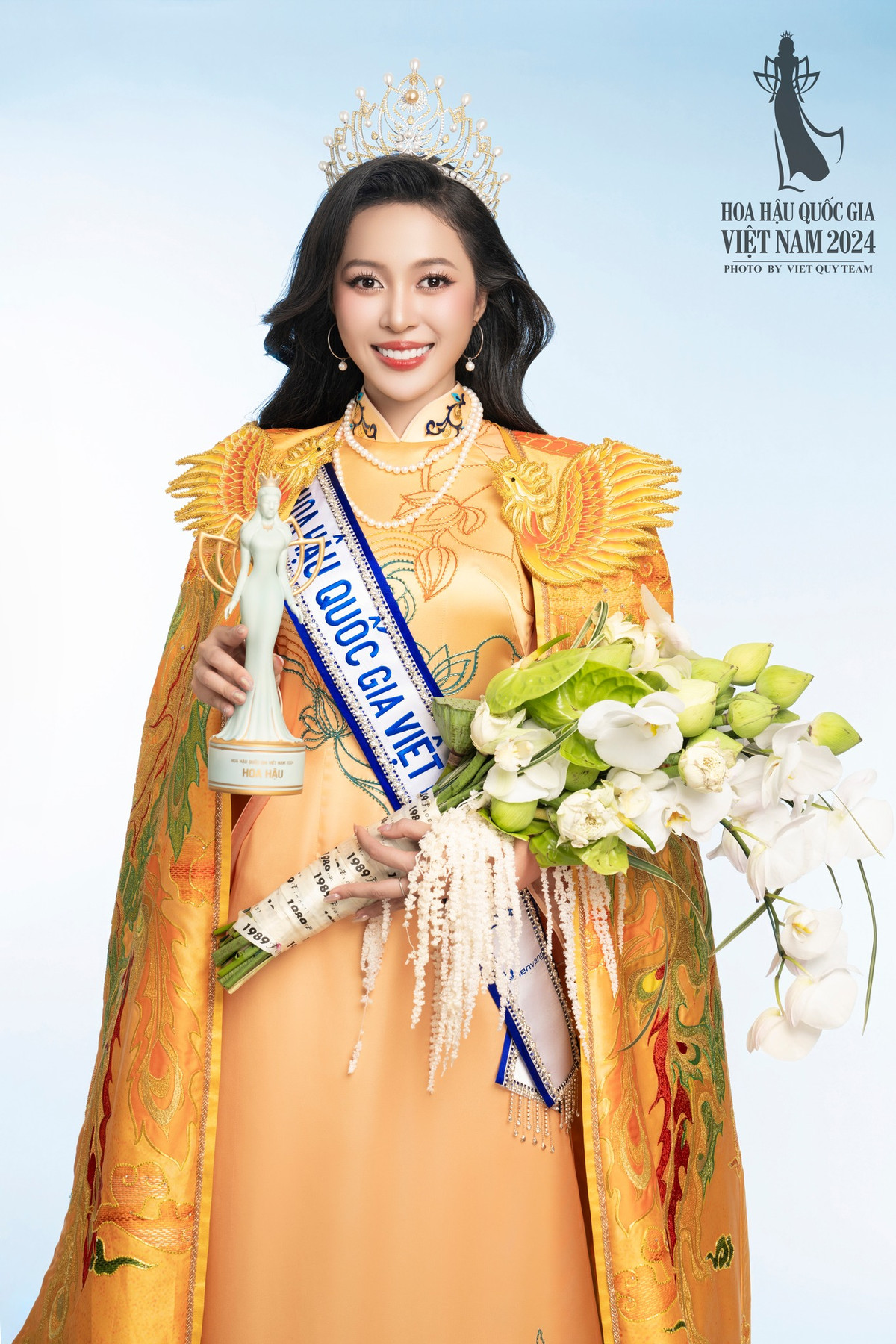 Trong chung kết Hoa hậu Quốc gia Việt Nam 2024, Kiều Duy liên tục trả lời ứng xử bằng tiếng Anh và đăng quang ngôi vị cao nhất. Theo bà Phạm Kim Dung - Trưởng Ban tổ chức cuộc thi, Kiều Duy được chọn vì sở hữu hình thể cân đối, hài hòa, trí tuệ xuất sắc và đáp ứng đầy đủ tiêu chí của cuộc thi. Ban giám khảo đặc biệt đánh giá cao khả năng ngoại ngữ của cô - một yếu tố quan trọng khi thi quốc tế. Ảnh: Fanpage Hoa hậu Quốc gia Việt Nam.