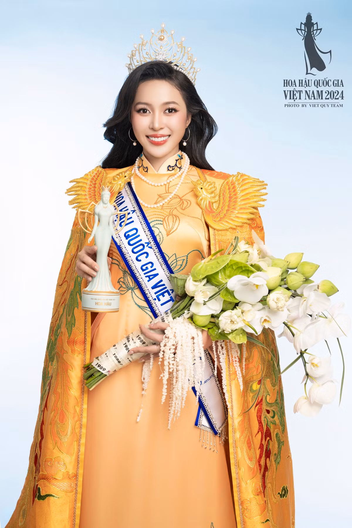 Trong chung kết Hoa hậu Quốc gia Việt Nam 2024, Kiều Duy liên tục trả lời ứng xử bằng tiếng Anh và đăng quang ngôi vị cao nhất. Theo bà Phạm Kim Dung - Trưởng Ban tổ chức cuộc thi, Kiều Duy được chọn vì sở hữu hình thể cân đối, hài hòa, trí tuệ xuất sắc và đáp ứng đầy đủ tiêu chí của cuộc thi. Ban giám khảo đặc biệt đánh giá cao khả năng ngoại ngữ của cô - một yếu tố quan trọng khi thi quốc tế. Ảnh: Fanpage Hoa hậu Quốc gia Việt Nam.