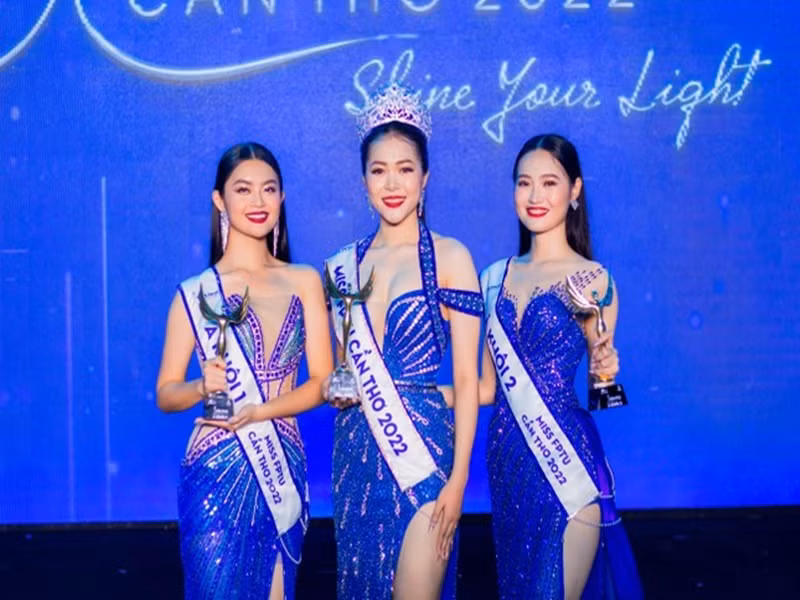 Khoảnh khắc Kiều Duy đăng quang bên Á khôi 1 Trần Cẩm Ngọc và Á khôi 2 Phan Hải Như trong chung kết Miss FPTU Cần Thơ 2022. Ảnh: Tiền Phong.