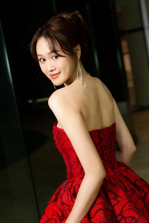 Vợ Anh Đức còn góp mặt trong phim Hoa hậu giang hồ, Chuyện ma gần nhà.