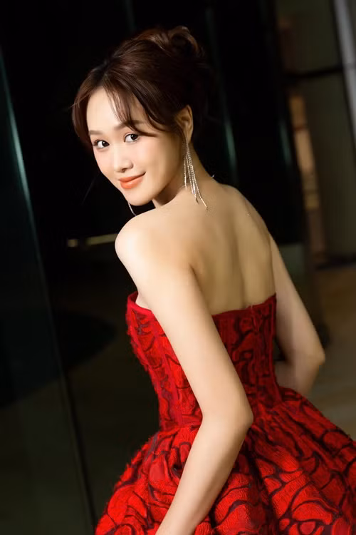 Vợ Anh Đức còn góp mặt trong phim Hoa hậu giang hồ, Chuyện ma gần nhà.