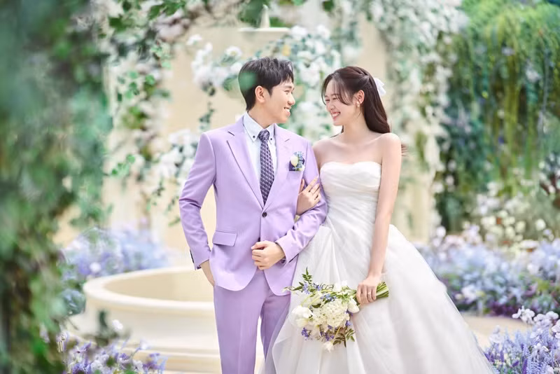 Phản ứng của vợ Anh Đức nhanh chóng gây ra ý kiến trái chiều. Phía Anh Phạm giữ im lặng còn Anh Đức bênh vực vợ. "Có gì đâu mà phải hạng A? Ở trong lớp cho dù bạn đi học có hạng bét đi nữa thì cô giáo gọi sai tên cũng có quyền không lên trả bài mà. Hoan hỉ đi", Anh Đức trả lời một cư dân mạng.