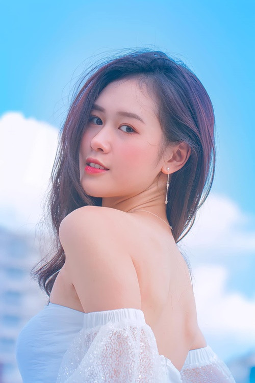 Anh Phạm từng học Đại học Sân khấu - Điện ảnh TP HCM. Cô đoạt giải Diễn viên triển vọng ở Cánh diều vàng 2021 với vai diễn Châu trong Bình minh đỏ.