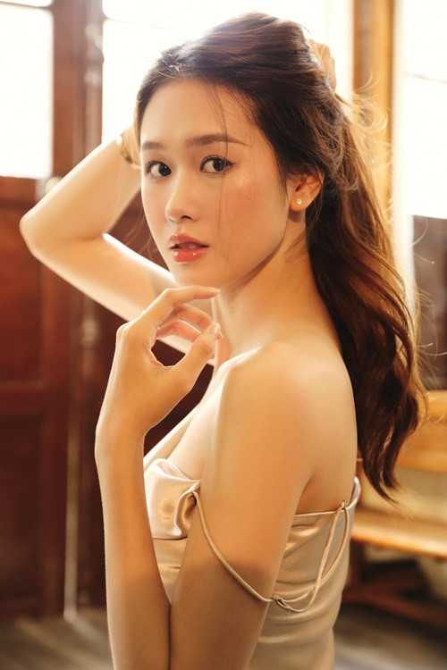 Quỳnh Anh chuộng váy áo nữ tính tôn đường cong gợi cảm.