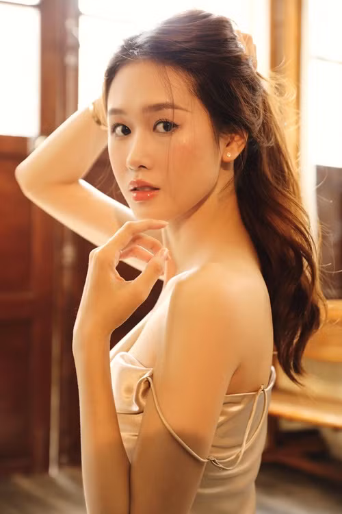 Quỳnh Anh chuộng váy áo nữ tính tôn đường cong gợi cảm.