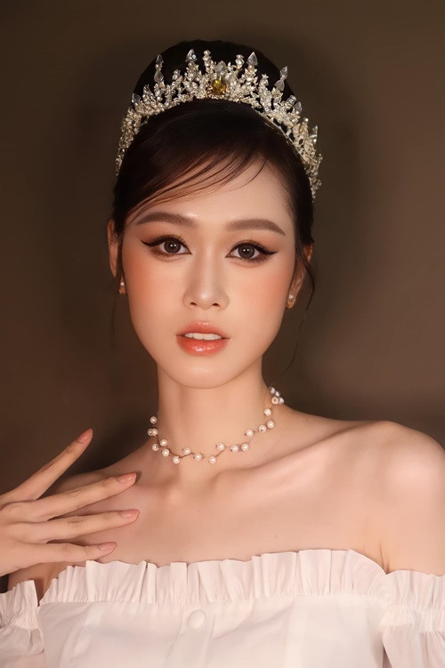 Anh Phạm sinh năm 1999, kém Anh Đức 12 tuổi. Cô sở hữu khuôn mặt ưa nhìn, vóc dáng thon gọn.