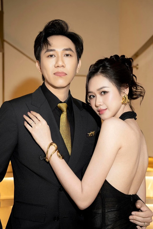 Mới đây, bị MC gọi nhầm thành Phạm Anh tại một sự kiện, Anh Phạm - vợ diễn viên Anh Đức tỏ ra khó chịu. Cô chỉ bước lên thảm đỏ sau khi MC sửa sai.