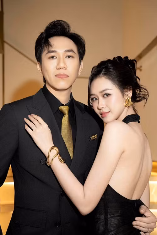 Mới đây, bị MC gọi nhầm thành Phạm Anh tại một sự kiện, Anh Phạm - vợ diễn viên Anh Đức tỏ ra khó chịu. Cô chỉ bước lên thảm đỏ sau khi MC sửa sai.