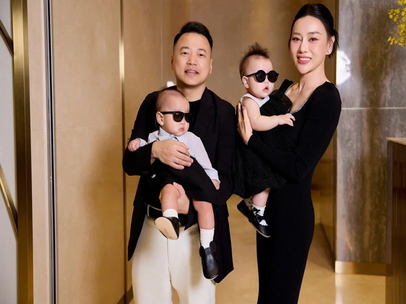 Mới đây, Phương Oanh - Shark Bình đưa cặp song sinh Jenny và Jimmy tham dự một sự kiện. Ảnh: VOV.