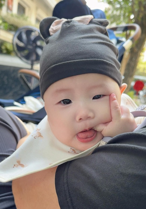 Phương Oanh cho biết, các con mỗi bé 1 màu, cả về tính cách lẫn nước da. Ảnh: FB Phương Oanh.