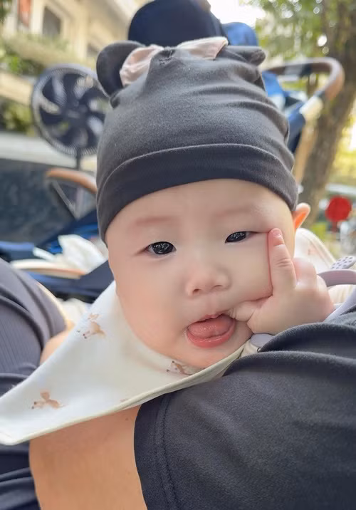 Phương Oanh cho biết, các con mỗi bé 1 màu, cả về tính cách lẫn nước da. Ảnh: FB Phương Oanh.