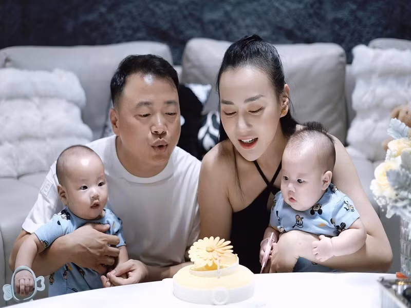 Cặp song sinh của Phương Oanh sở hữu ngoại hình bụ bẫm. Nữ diễn viên cho biết, bé Jimmy nặng 8,1 kg còn bé Jenny có cân nặng 8,7 kg. Ảnh: FB Phương Oanh.