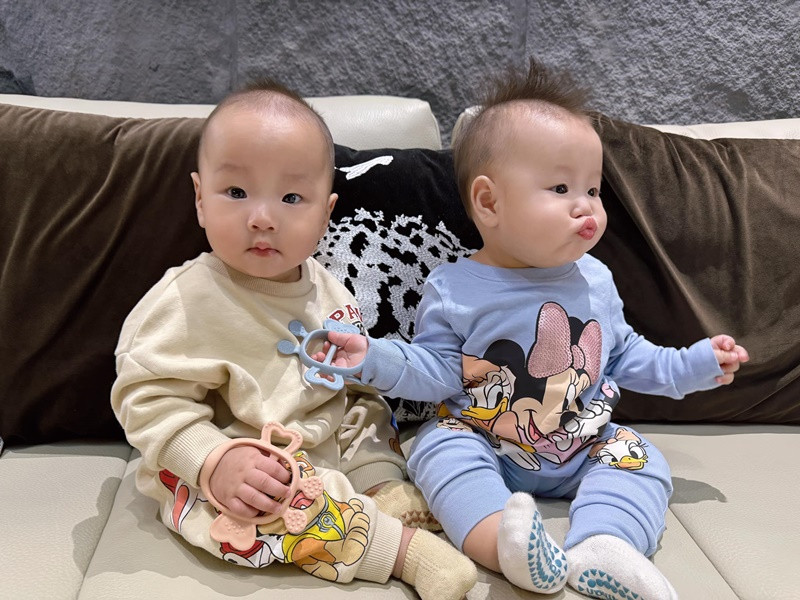 Khi Phương Oanh thi Bước nhảy hoàn vũ 2024, Jenny và Jimmy từng đi công tác cùng mẹ. Ảnh: FB Phương Oanh.